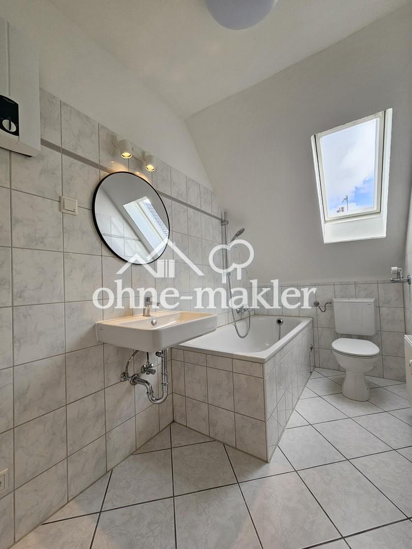 Frisch sanierte Dachgeschosswohnung mit neuer Einbauküche - Photo 4