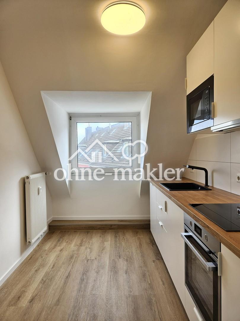 Frisch sanierte Dachgeschosswohnung mit neuer Einbauküche - Foto 2