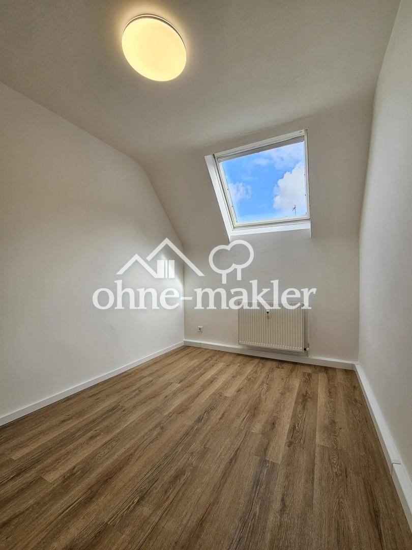 Frisch sanierte Dachgeschosswohnung mit neuer Einbauküche - Foto 1