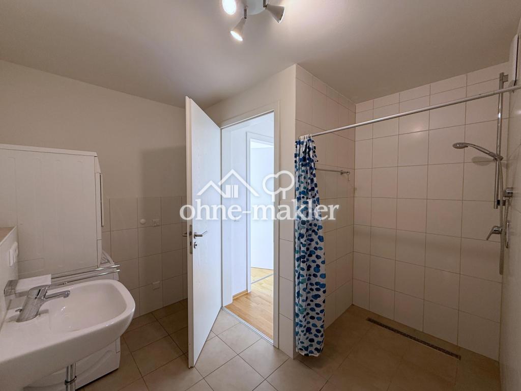 Gut gelegene, ruhige, helle Wohnung mit Balkon, Einbauküche, Aufzug, Garagen- und Außenstellplatz - Photo 4