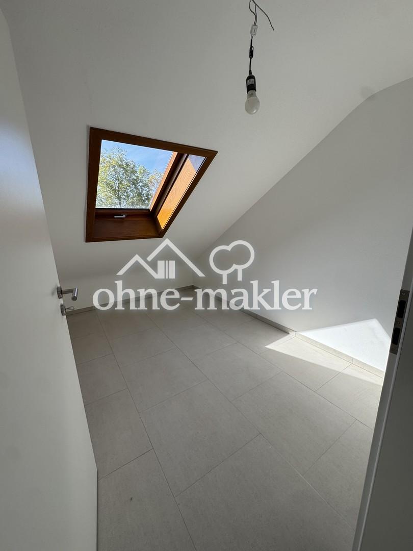 Erstbezug nach Kernsanierung: Moderne 3-Zimmer-Dachgeschosswohnung mit neuer Einbauküche - Photo 4