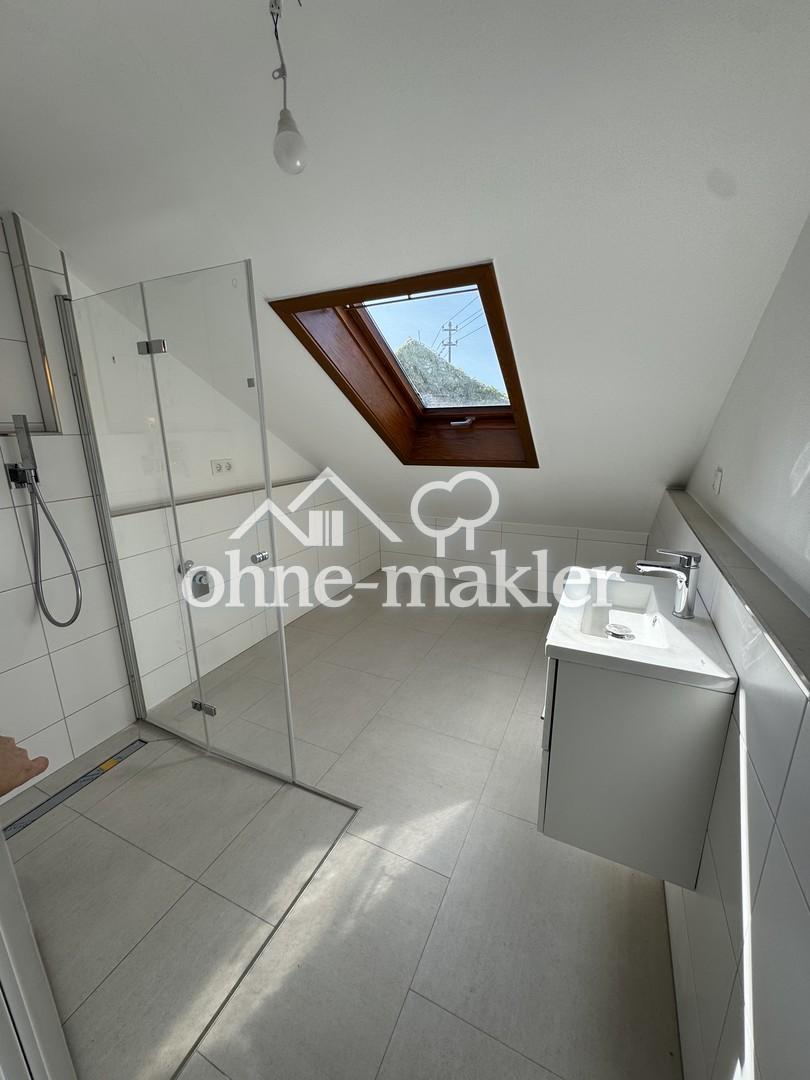 Erstbezug nach Kernsanierung: Moderne 3-Zimmer-Dachgeschosswohnung mit neuer Einbauküche - Foto 3