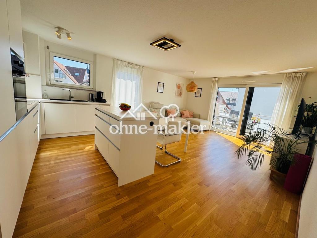 Neuwertige 4 Zimmer-Wohnung mit EBK, gr. Balkon, Tiefgaragen- & Außenstellplatz - Photo 1