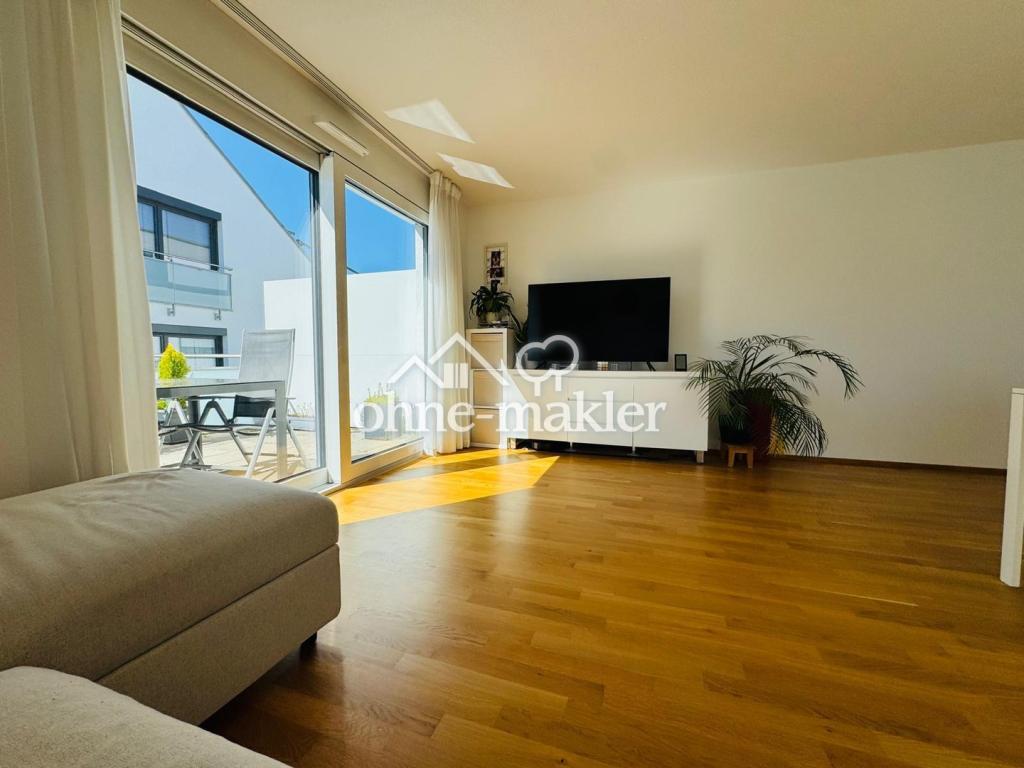 Neuwertige 4 Zimmer-Wohnung mit EBK, gr. Balkon, Tiefgaragen- & Außenstellplatz - Photo 2