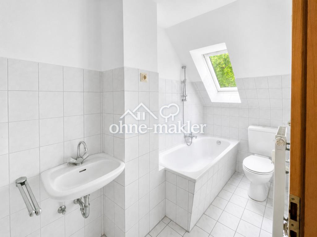 Erstbezug nach Renovierung: helle 2-Zimmer-Dachgeschosswohnung - Foto 1