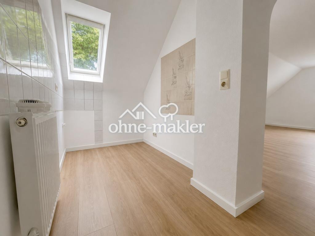 Erstbezug nach Renovierung: helle 2-Zimmer-Dachgeschosswohnung - Foto 3