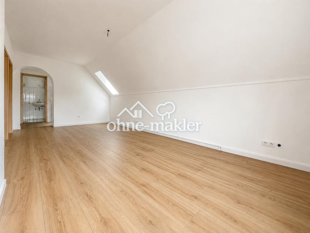 Erstbezug nach Renovierung: helle 2-Zimmer-Dachgeschosswohnung - Foto 2