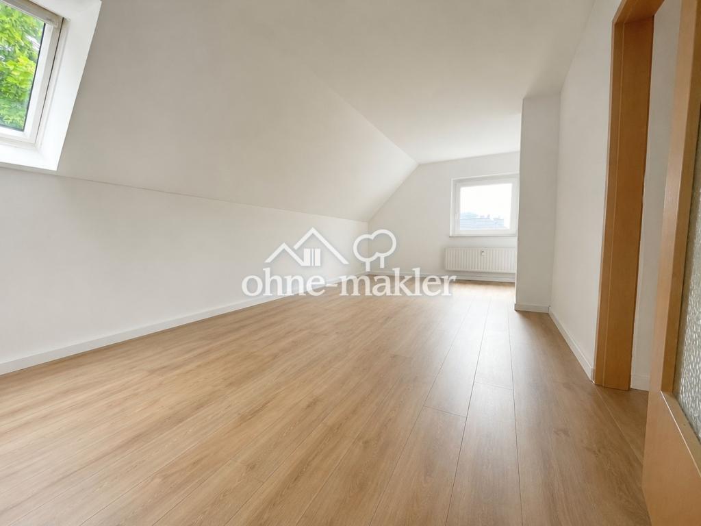 Erstbezug nach Renovierung: helle 2-Zimmer-Dachgeschosswohnung - Foto 4