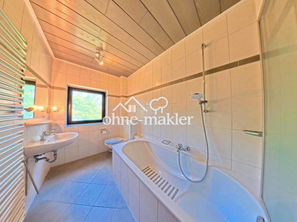 Ab sofort - 3-Zimmer-Wohnung (100 m²) mit Balkon, Fußbodenheizung und großem Hobbyraum - Photo 1