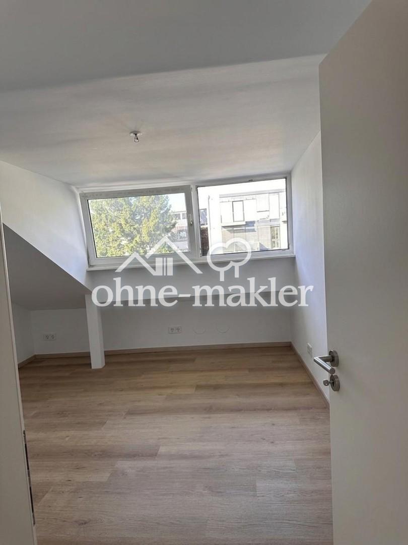 Erstbezug nach Sanierung: Helle 4-Zimmer-Dachgeschosswohnung mit Klimageräten in Köln-Weidenpesch - Photo 3