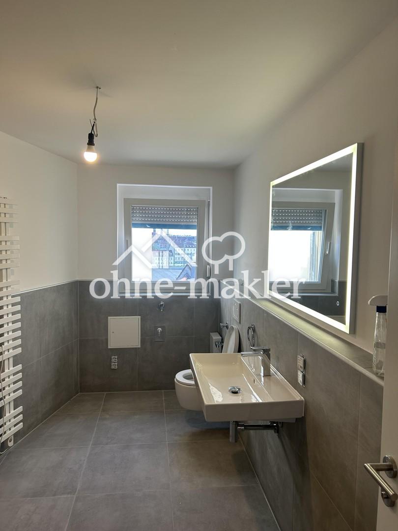 Neubaustandard! Helle 3,5 Zi.-DG-Whg. mit Balkon, Klimaanlage und Burgblick. - Photo 2