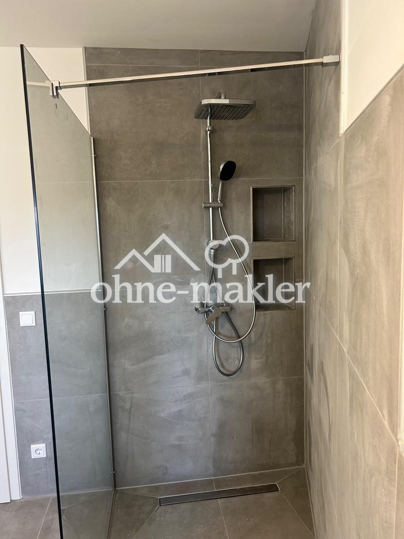 Neubaustandard! Helle 3,5 Zi.-DG-Whg. mit Balkon, Klimaanlage und Burgblick. - Photo 1