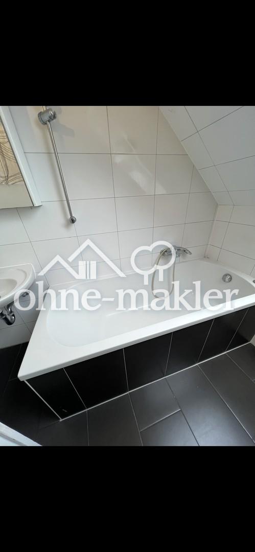 ruhige und gepflegte Dachgeschoss-Wohnung in zentraler Lage - Photo 1