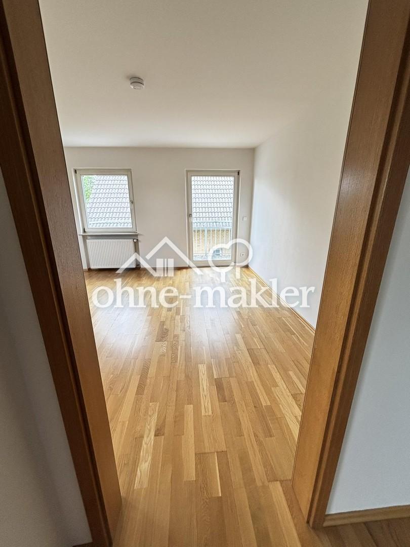 Charmante OG-Wohnung mit Balkon, hochwertiger Einbauküche und Parkplätzen - Foto 1