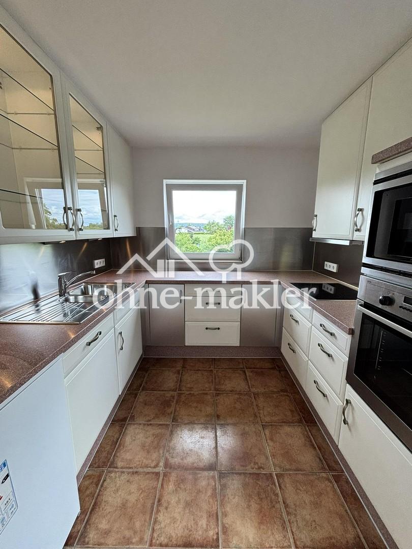 Charmante OG-Wohnung mit Balkon, hochwertiger Einbauküche und Parkplätzen - Photo 1