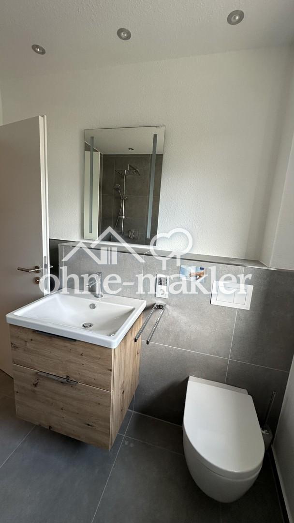 Moderne 4-Zimmer-Wohnung mit großer Dachterrasse, Einbauküche und Stellplatz - Photo 4