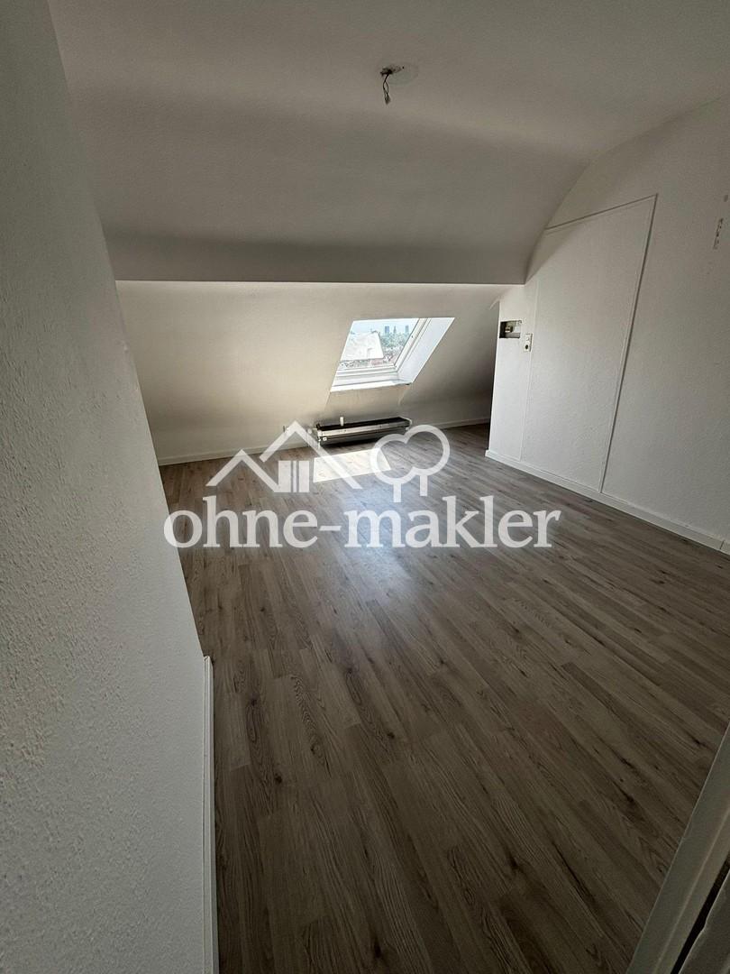 Helle 1,5-Zimmer-Dachgeschosswohnung mit Balkon und neuer Pantryküche - Foto 4