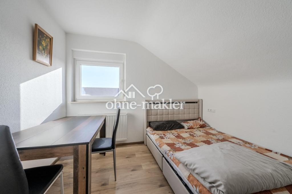 Kernsanierte 2-Zimmer-Dachgeschosswohnung mit neuer Einbauküche & Stellplatz in Oberstenfeld - Photo 1