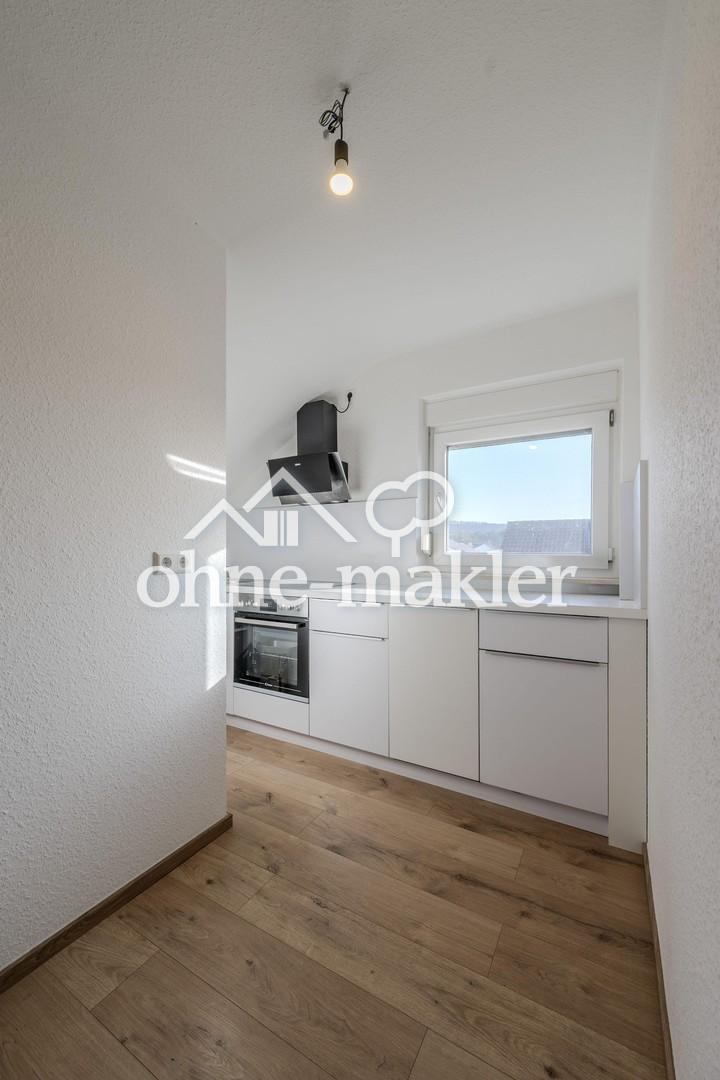 Kernsanierte 2-Zimmer-Dachgeschosswohnung mit neuer Einbauküche & Stellplatz in Oberstenfeld - Photo 2