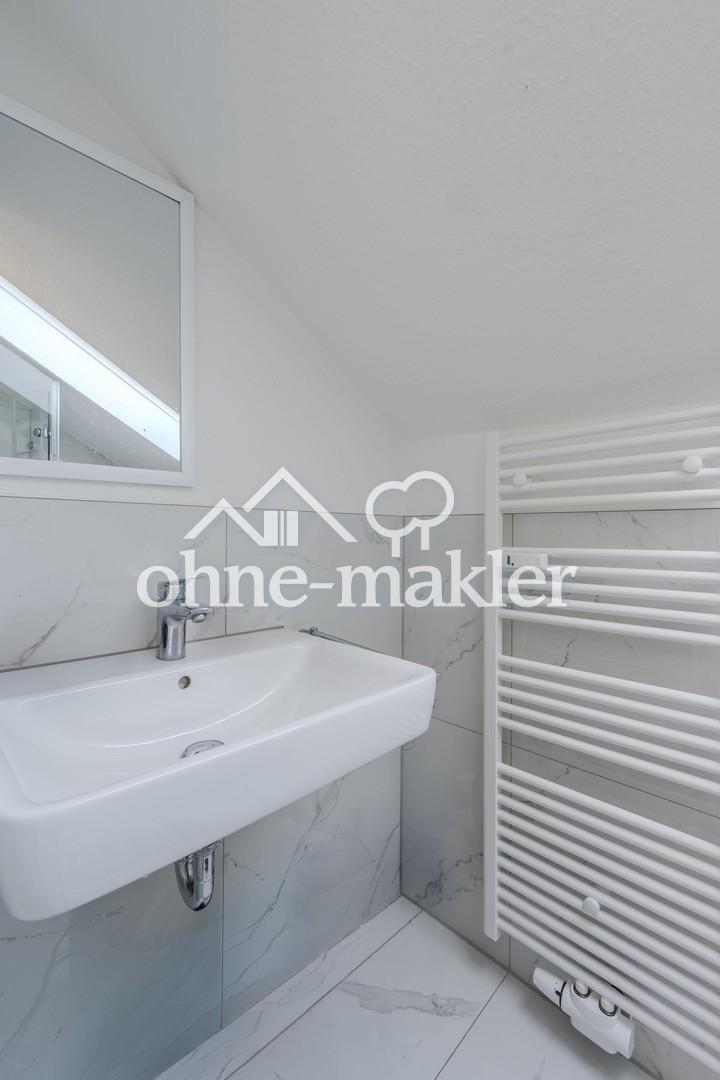 Kernsanierte 2-Zimmer-Dachgeschosswohnung mit neuer Einbauküche & Stellplatz in Oberstenfeld - Photo 5