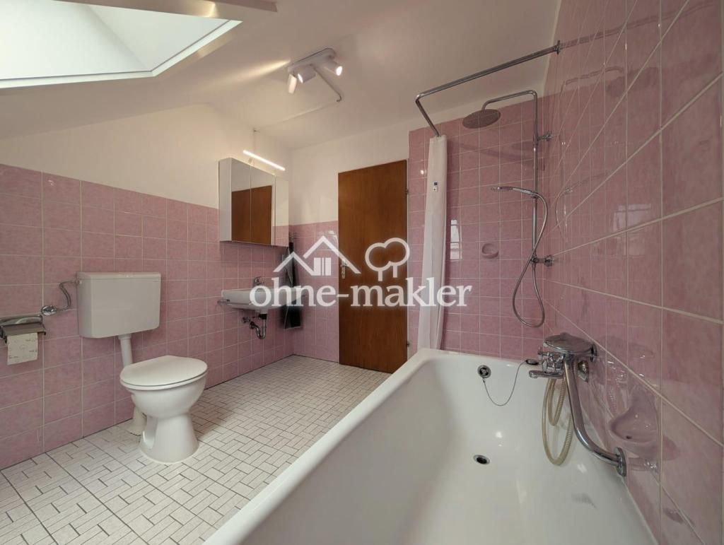 Helle 2-Zimmer Dachgeschosswohnung mit neuer Einbauküche und Tageslichtbad in Mühlacker/Lienzingen - Photo 5