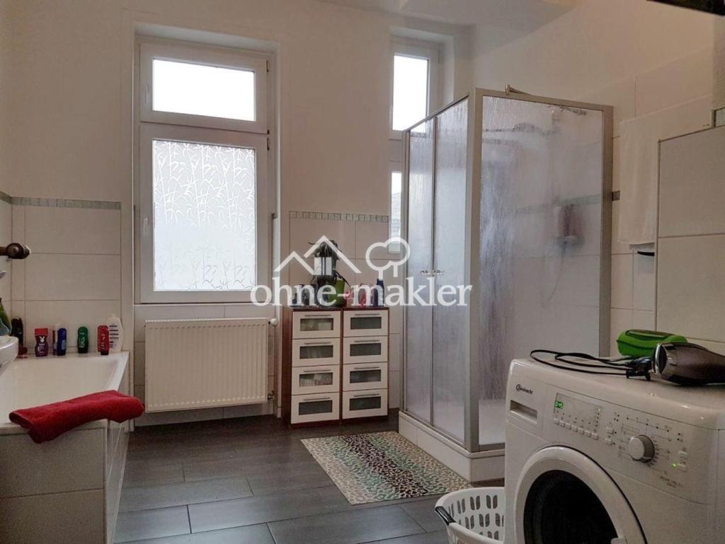 Hochwertig sanierte Altbau-Wohnung mit Einbauküche und Tageslichtbad - Foto 2