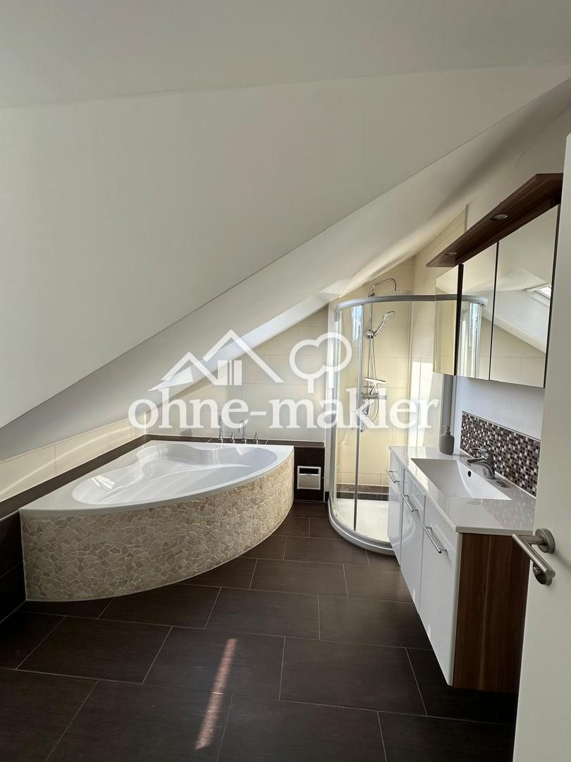 Moderne 3,5-Zimmerwohnung im DG mit EBK und Balkon - Photo 3