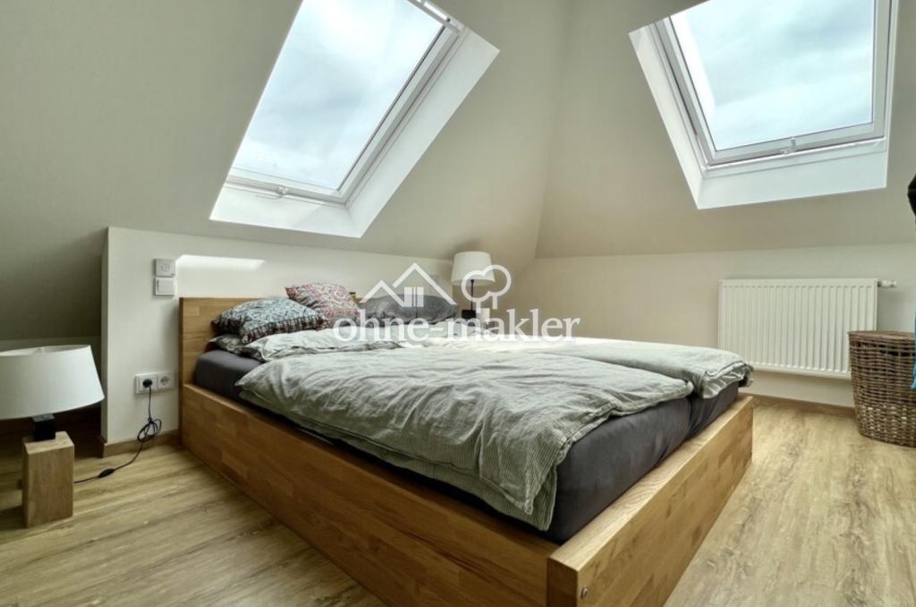 Helle 3,5-Zi.-DG-Wohnung in ruhiger Lage mit E-Auto-Lademöglichkeit - Photo 1