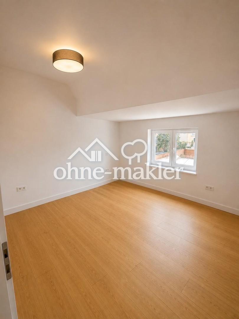 Luftige Dachwohnung mit Loft-Stil nach Kernsanierung: 2 Zimmer + Ankleide & Balkon - Photo 1