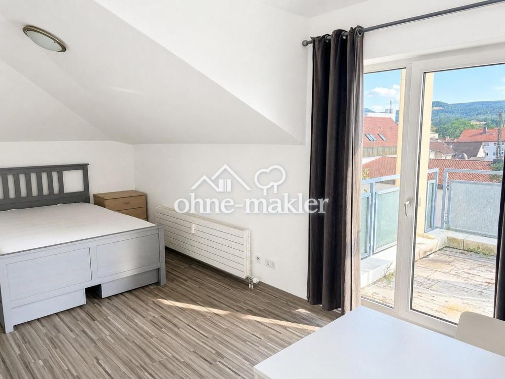 Möblierte 1,5-Zimmer-Dachgeschosswohnung mit Ausblick in Salach - Foto 1