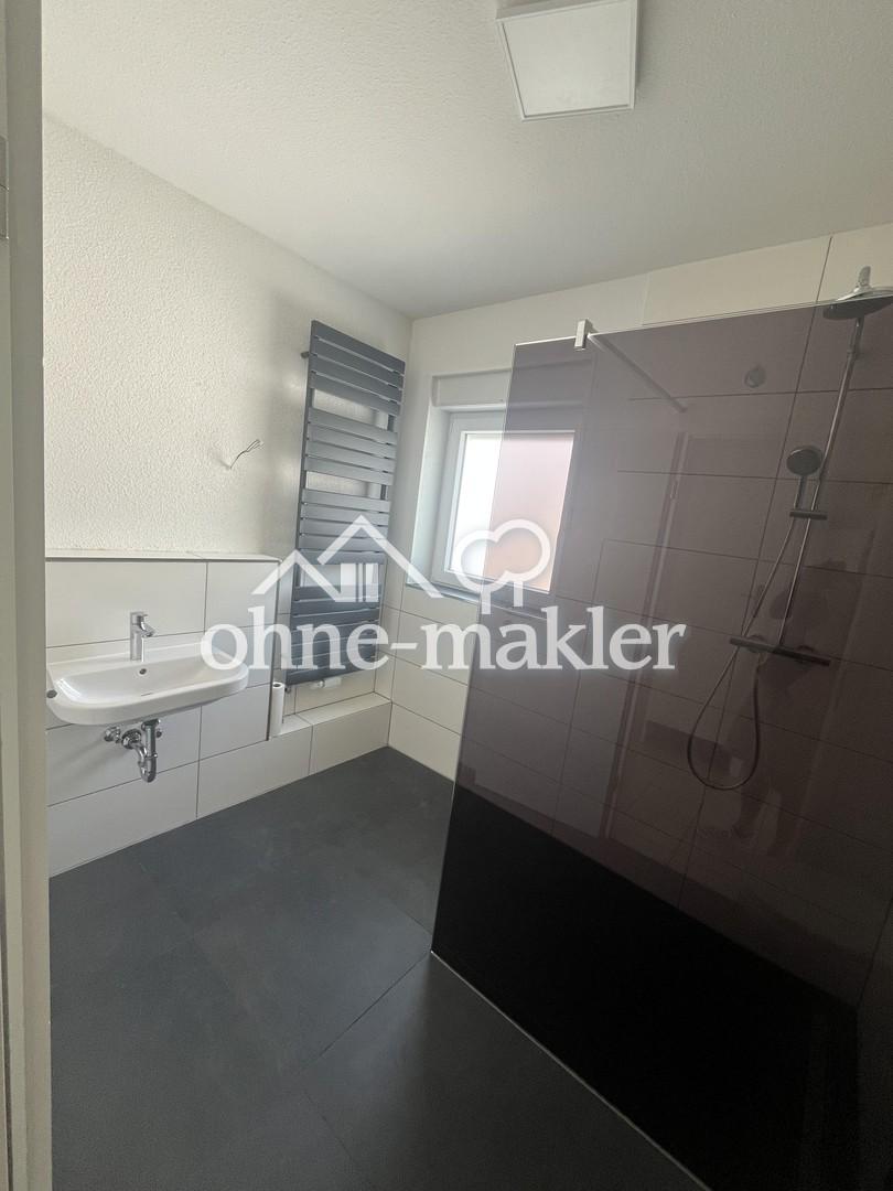 Frisch renovierte 3-Zimmer Wohnung mit Loggia ins Grüne, Einbauküche und Garage - Photo 4