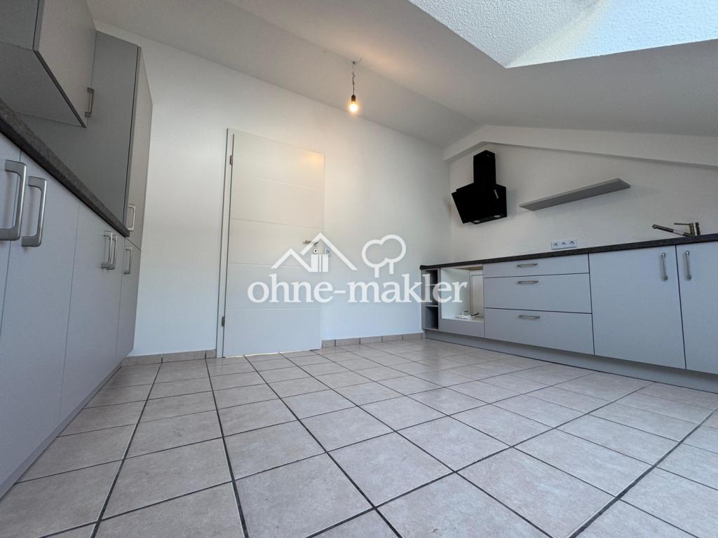 Frisch renovierte 3-Zimmer Wohnung mit Loggia ins Grüne, Einbauküche und Garage - Photo 3