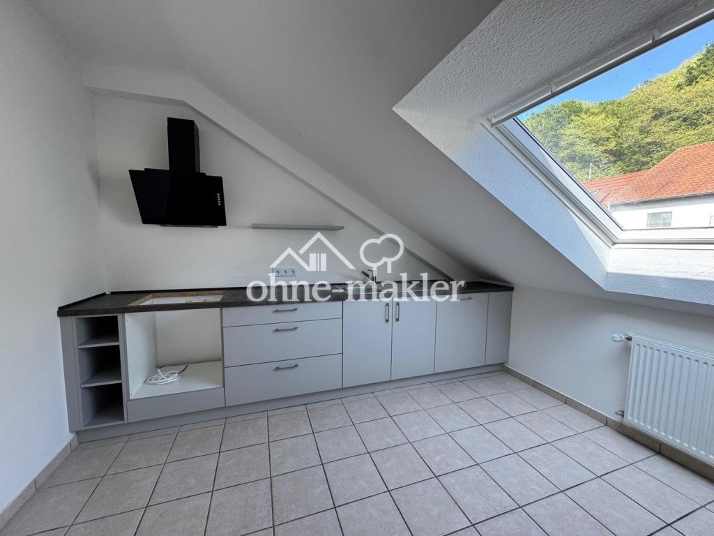 Frisch renovierte 3-Zimmer Wohnung mit Loggia ins Grüne, Einbauküche und Garage - Photo 1