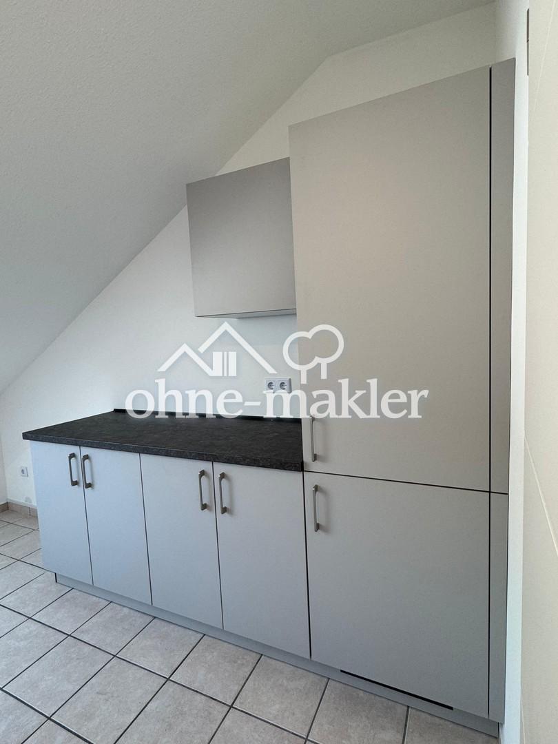 Frisch renovierte 3-Zimmer Wohnung mit Loggia ins Grüne, Einbauküche und Garage - Photo 2