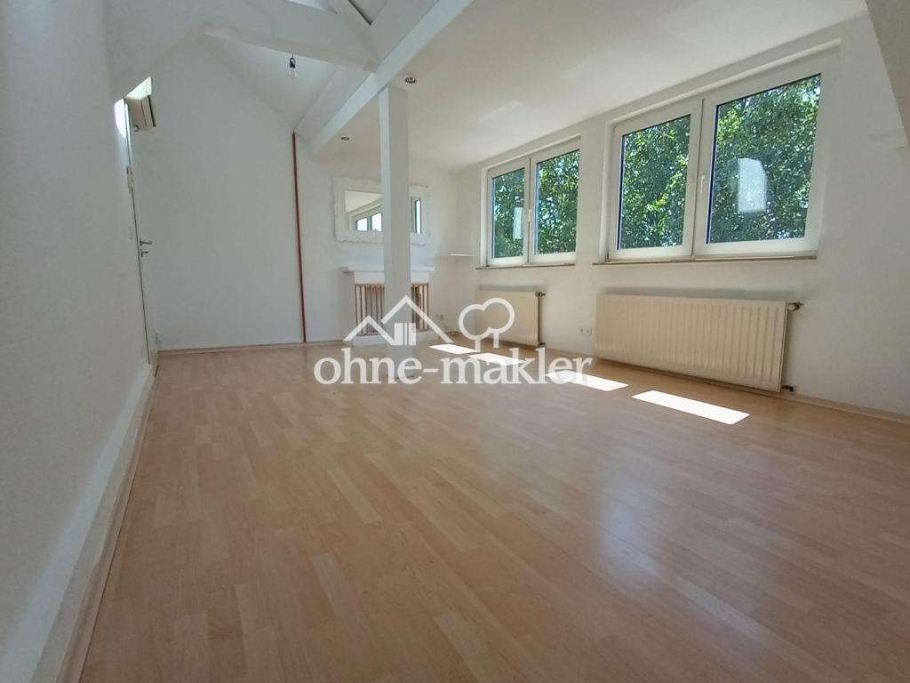 Frisch renoviert: helle 3 Zimmer Dachgeschosswohnung mit neuer Einbauküche, ideal für WG - Photo 2