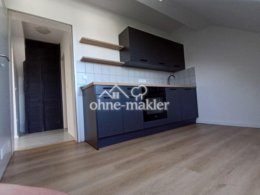 Frisch renoviert: helle 3 Zimmer Dachgeschosswohnung mit neuer Einbauküche, ideal für WG - Photo 3