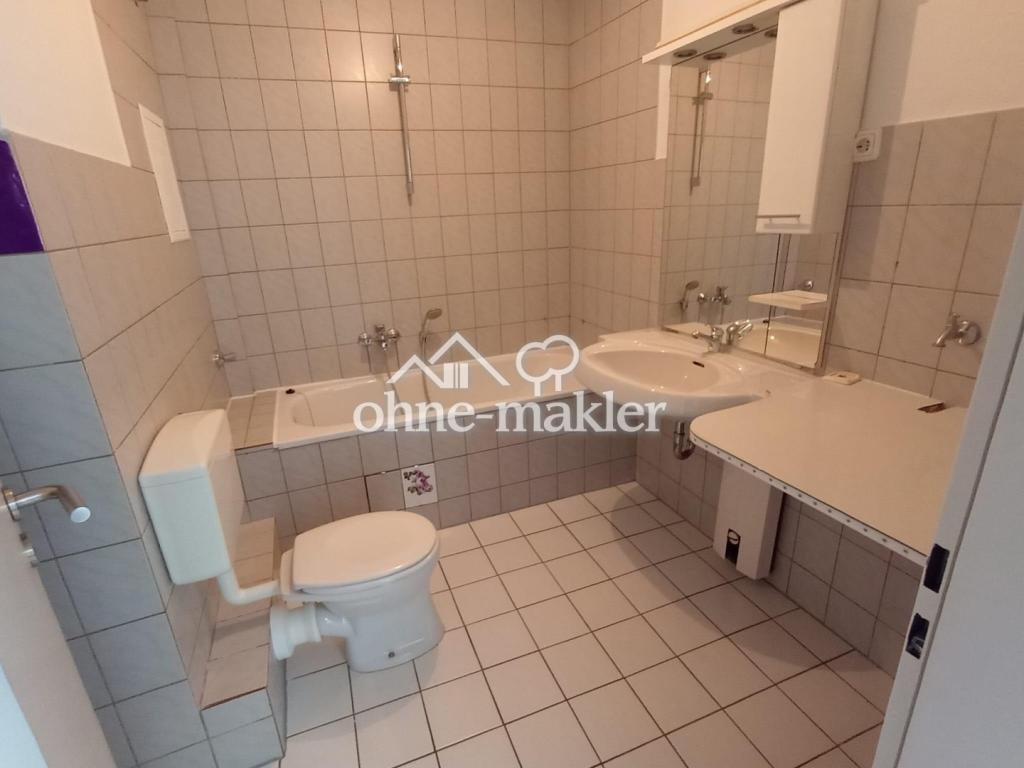 Frisch renoviert: helle 3 Zimmer Dachgeschosswohnung mit neuer Einbauküche, ideal für WG - Photo 4