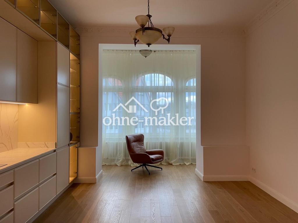 Kernsanierter Altbau mit Aufzug im 3. OG: 2 Zimmer, Designküche & Einbauschränke & Vorhänge nach Maß - Photo 2