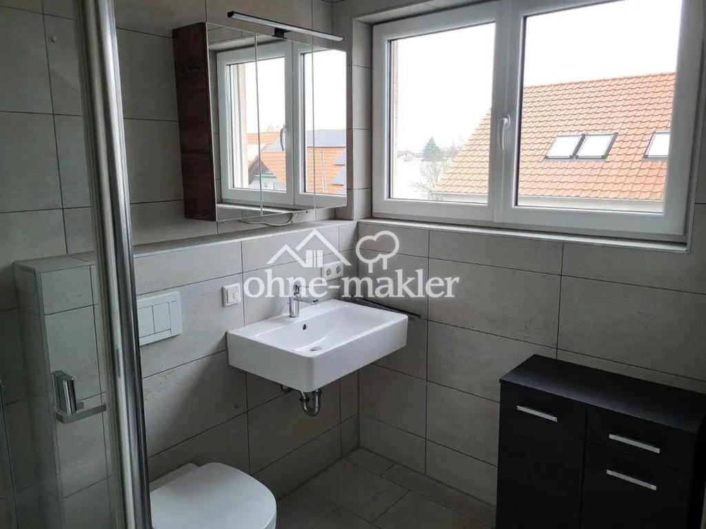 Hochwertige und neuwertige 2-Zimmer-Dachgeschosswohnung mit Einbauküche - Photo 3