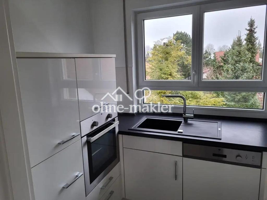 Hochwertige und neuwertige 2-Zimmer-Dachgeschosswohnung mit Einbauküche - Photo 2
