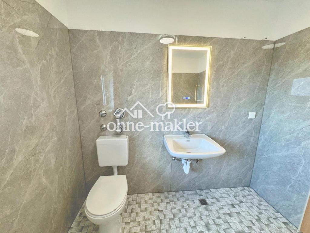 Frisch renoviert: Helle 2,5-Zimmer-Dachgeschosswohnung mit Balkon, Stellplatz & Weitblick - Foto 2