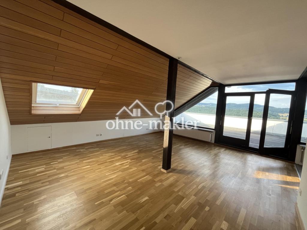 Attraktive, renovierte 3-Zi.-Dachgeschosswohnung mit neuer EBK und großer Terrasse und Panoramablick - Foto 1