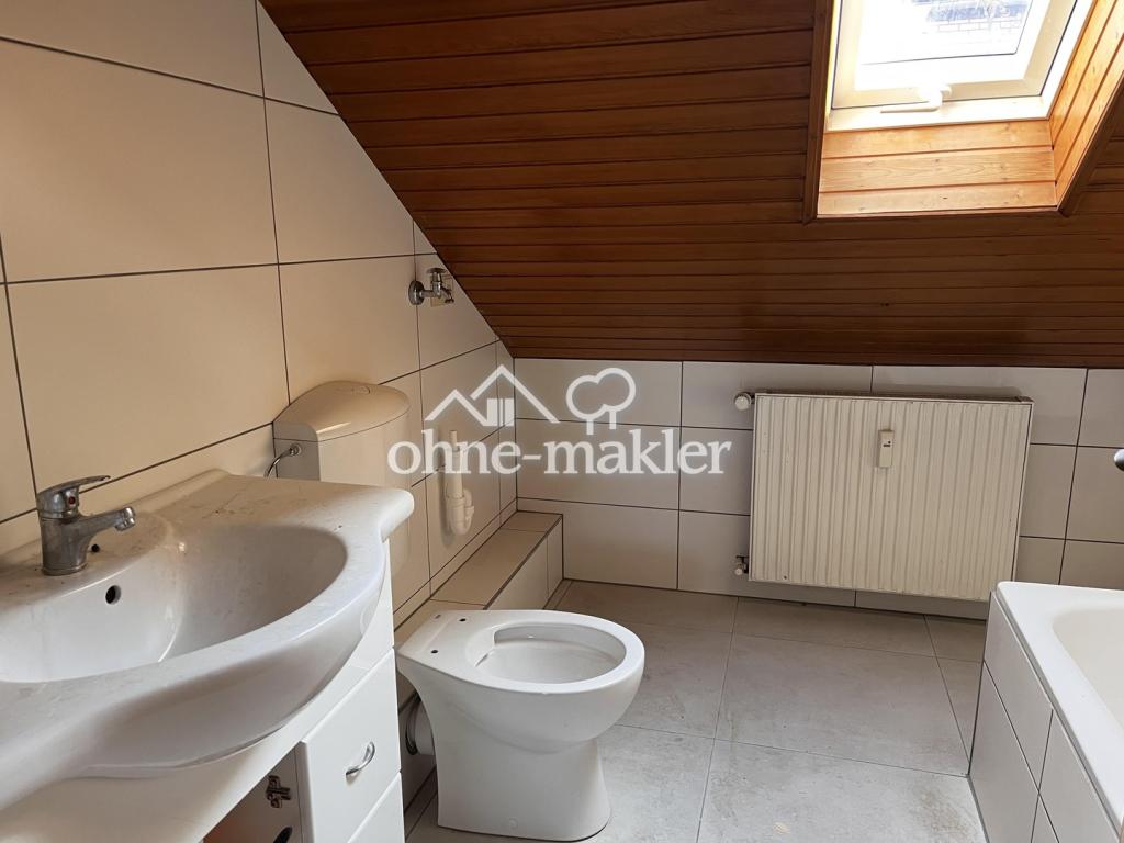 Attraktive, renovierte 3-Zi.-Dachgeschosswohnung mit neuer EBK und großer Terrasse und Panoramablick - Foto 3