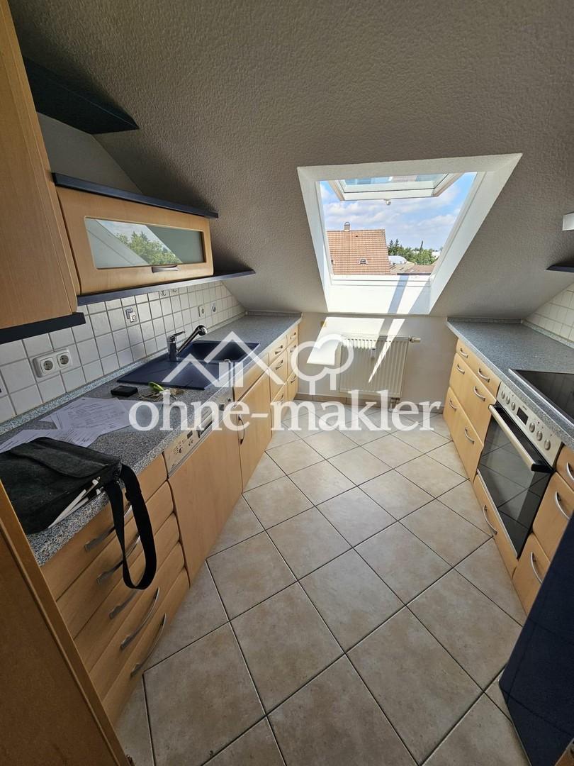 Gepflegte 2,5-Zimmer-Dachgeschosswohnung mit Südbalkon, zwei Stellplätzen und Einbauküche - Photo 1
