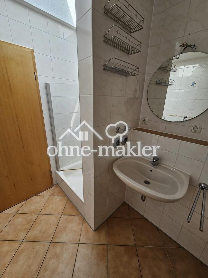 Gepflegte 2,5-Zimmer-Dachgeschosswohnung mit Südbalkon, zwei Stellplätzen und Einbauküche - Photo 3