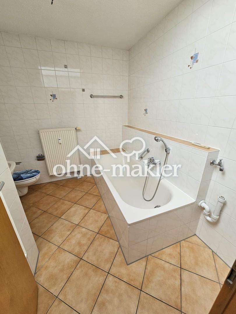 Gepflegte 2,5-Zimmer-Dachgeschosswohnung mit Südbalkon, zwei Stellplätzen und Einbauküche - Photo 2