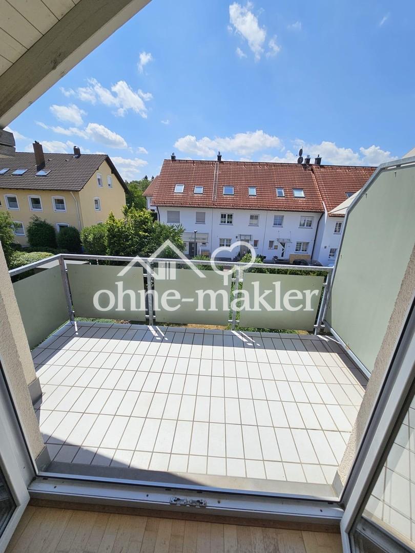 Gepflegte 2,5-Zimmer-Dachgeschosswohnung mit Südbalkon, zwei Stellplätzen und Einbauküche - Photo 4