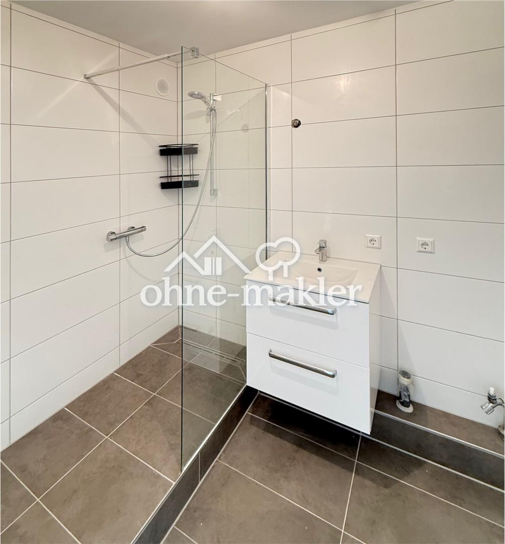 Komplett renovierte 3-Zimmer-Wohnung mit Panoramablick, Einbauküche & Garage - Photo 4