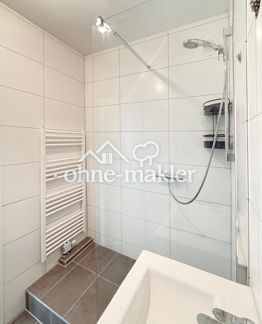 Komplett renovierte 3-Zimmer-Wohnung mit Panoramablick, Einbauküche & Garage - Photo 5