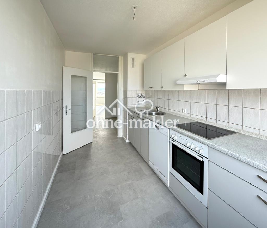 Komplett renovierte 3-Zimmer-Wohnung mit Panoramablick, Einbauküche & Garage - Photo 3